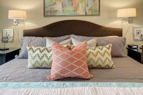 Eclectic Downtown & Cap Hill King bed & Kitchen